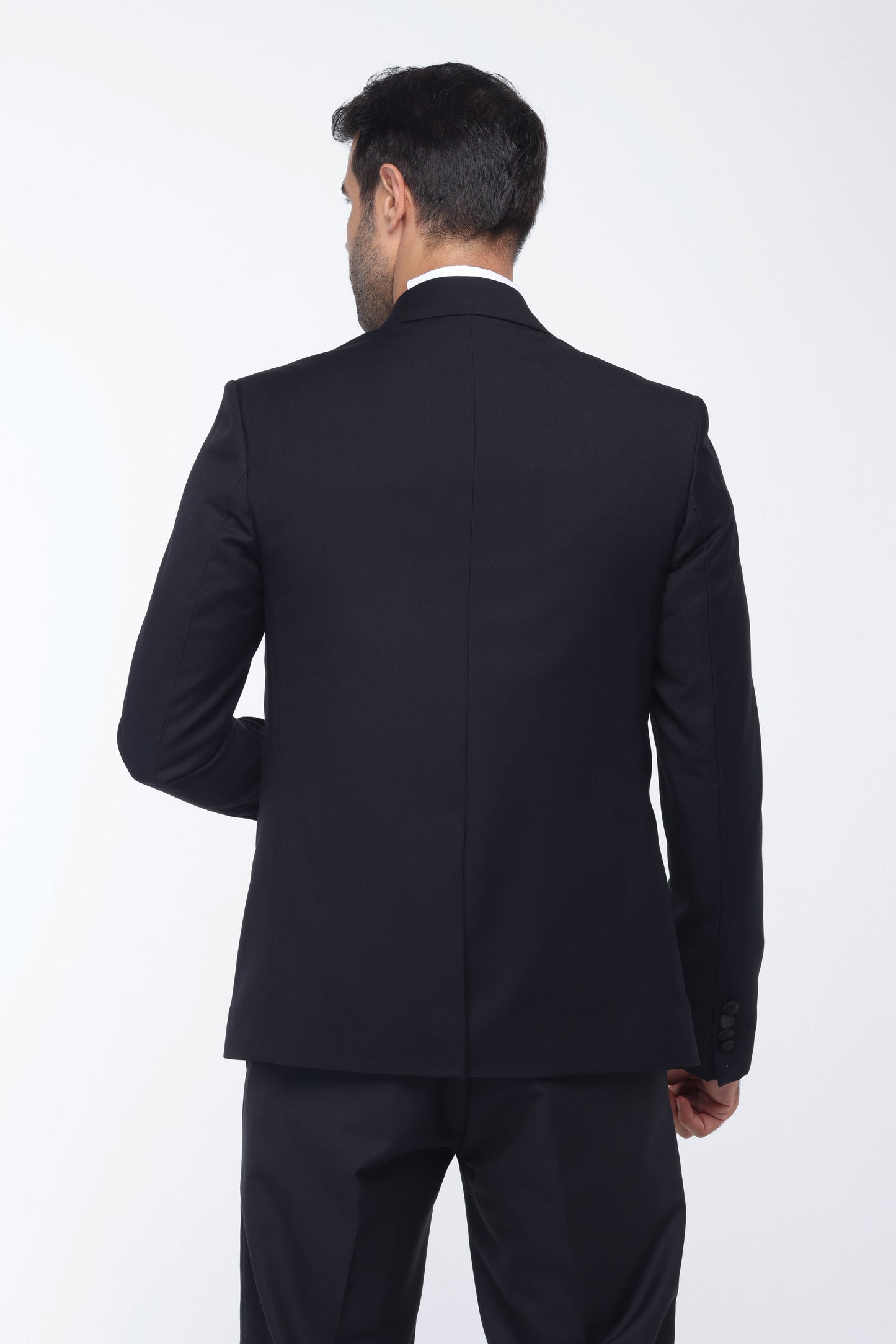 بدلة رسمية باللون الأسود