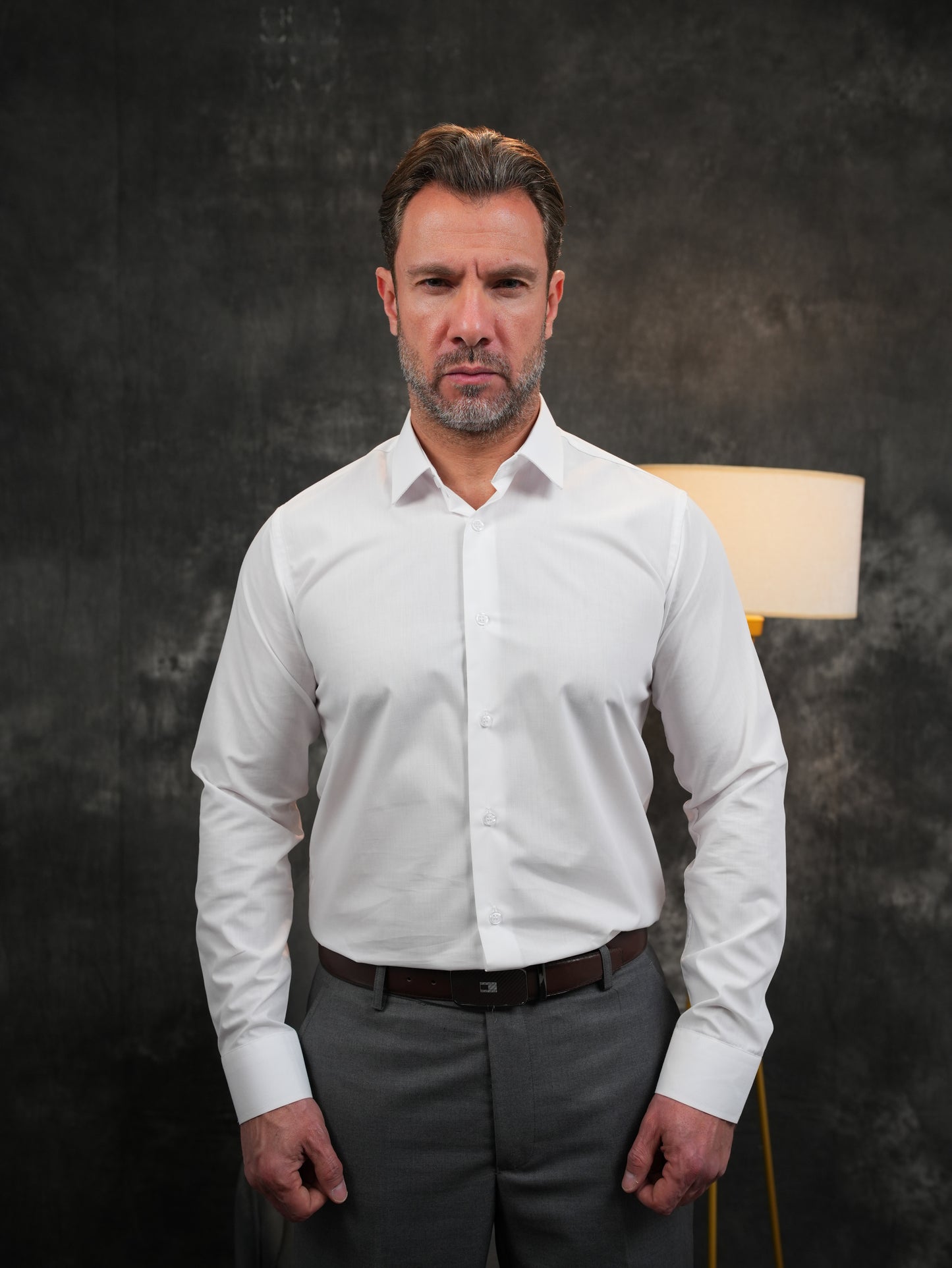 قميص أبيض بقصّة Slim Fit