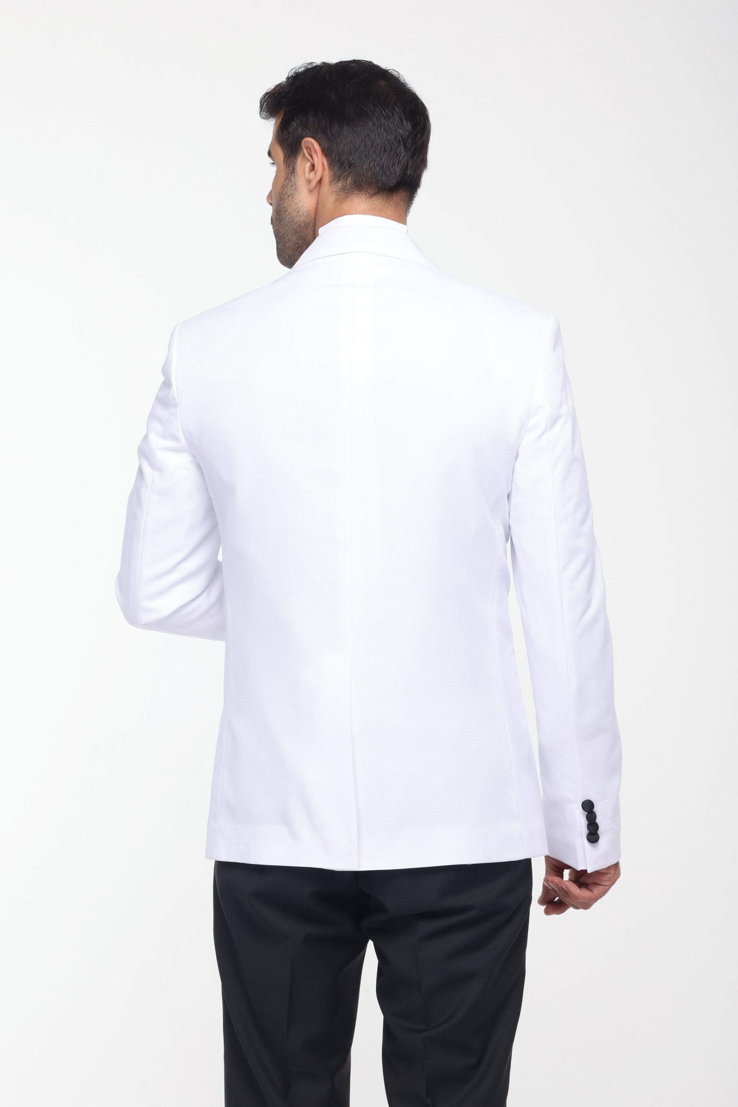 بدلة رسمية باللون الأبيض