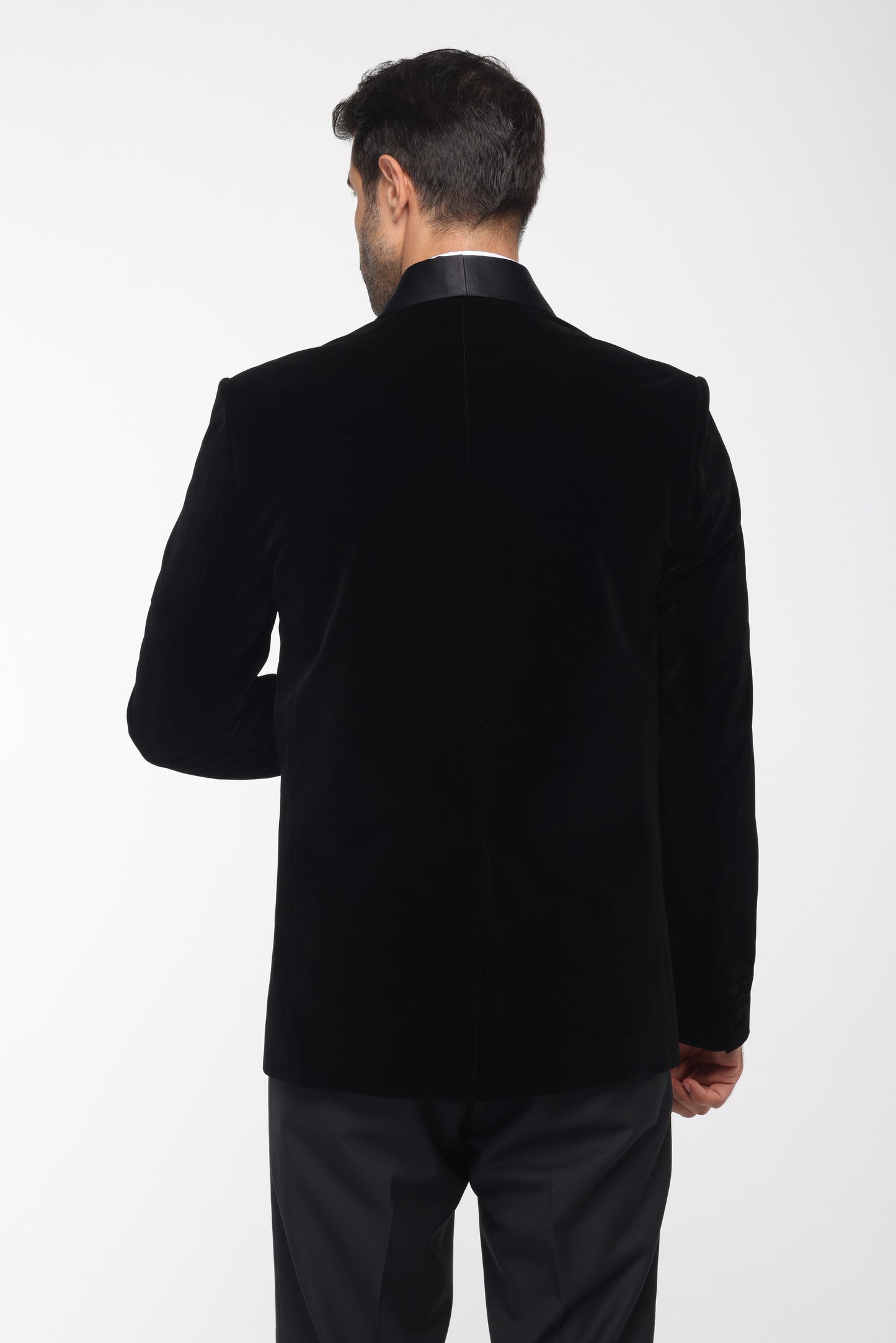 بدلة سهرة مخملية باللون الأسود