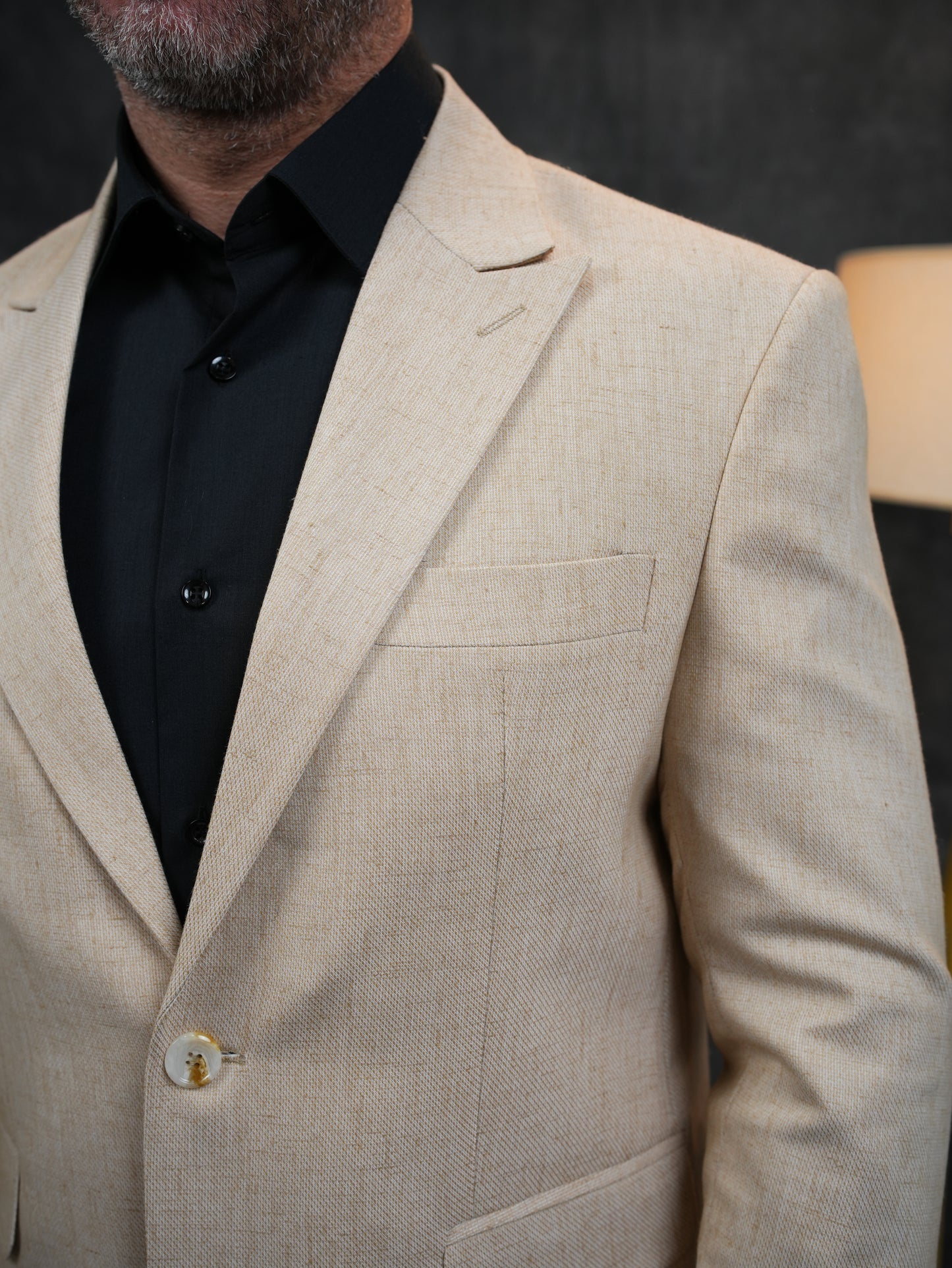 بليزر بقصّة Slim-Fit باللون البيج الفاتح