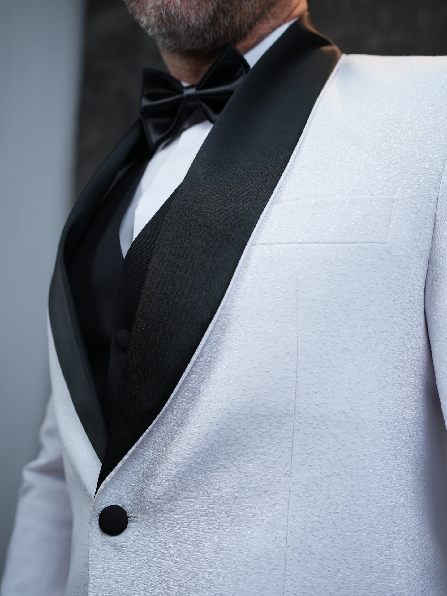 بدلة سهرة بيضاء