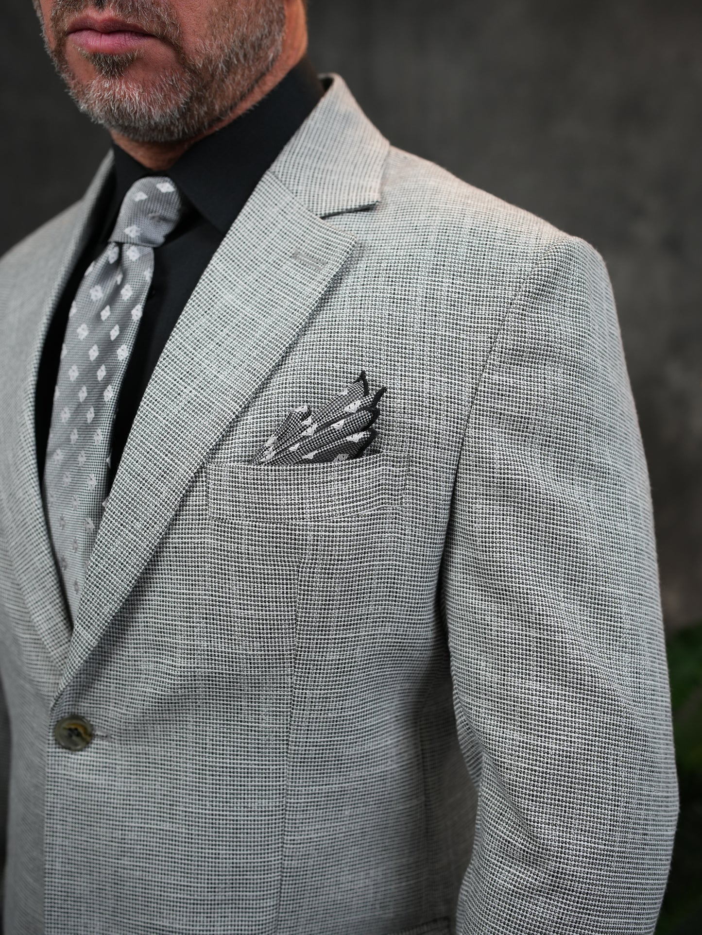 بدلة عادية باللون الرمادي الفاتح